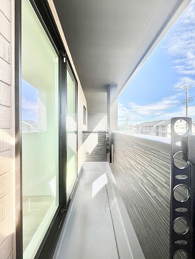 〜Balcony〜  バルコニーは温かい陽がさしこみ、お布団や洗濯物を気持ちよく干すことができます。  使いやすく開放的なバルコニーです♪陽ざしがたっぷり降り注ぐ、バルコニー付き住まい。  