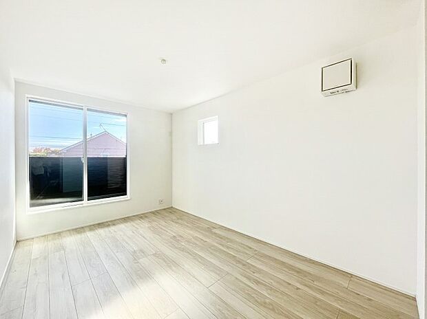 〜Bed Room〜　バルコニーからの採光で朝もスッキリ目が覚めそうですね！穏やかな光が差し込む室内には、穏やかな時間が流れます。休日には、落ち着いた空間で自分の趣味を楽しむのはいかがですか。