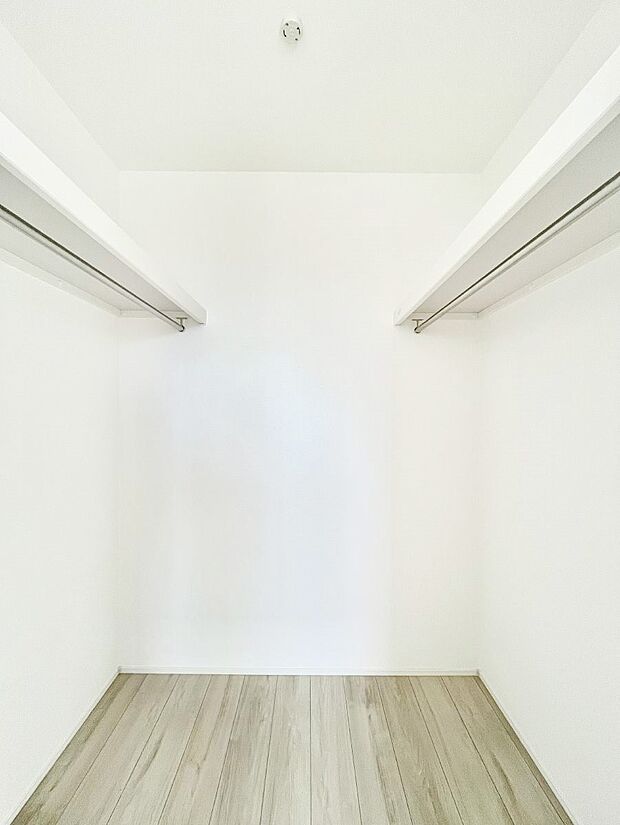 〜Walk-in Closet〜　必要なものやコーディネートを一覧して確認でき、身支度や準備が短時間で済むウォークインクローゼットを設置しました。家の中をすっきりとさせる便利な収納スペースです。