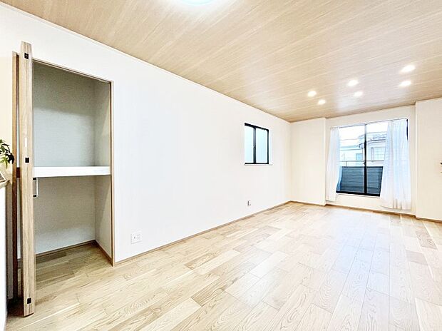 大きな窓からたっぷりの陽光と風を感じられるリビング