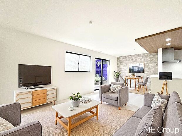 ご家族の賑やかな話し声で包まれる明るいリビング  ※家具はCGです