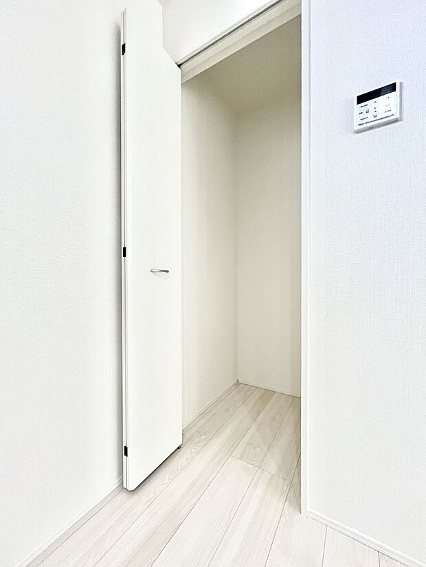 キッチン横収納！食材のストックはもちろん、日用品の収納など使い方はいろいろ！  