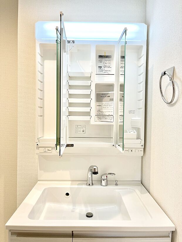 三面鏡の裏に、化粧品や衛生用品などを収納可能。洗面台をすっきりと保ちます!