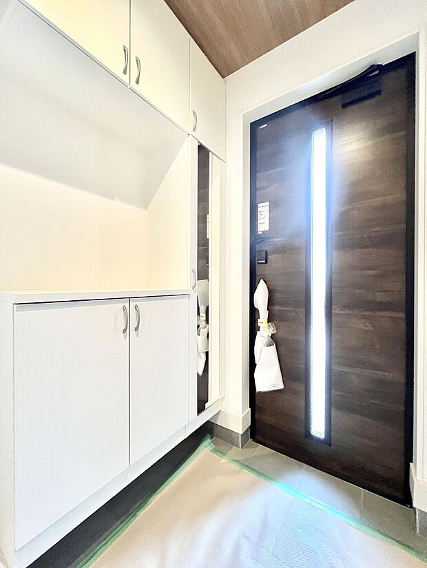 たっぷり収納できるシューズボックスで家族全員の靴も、玄関すっきり。  