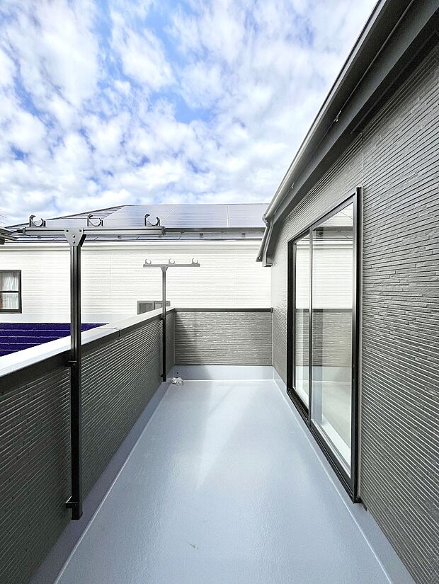 ゆったりバルコニーだから沢山お洗濯ものを干せます。