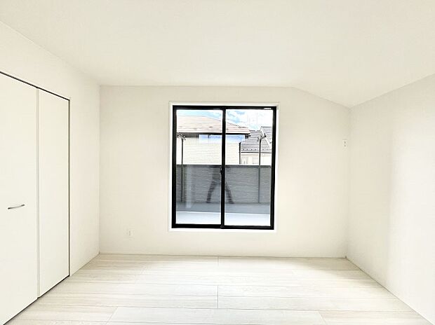 明るいバルコニーサイドに洋室を設置。目覚めの良い寝室に。 