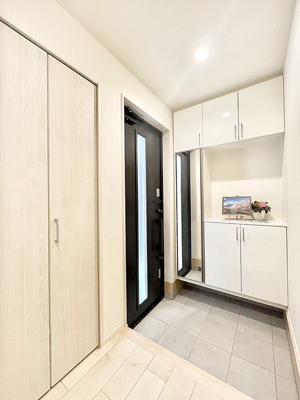 ◆A号棟◆〜Entrance〜　下駄箱ミラー付なので、お出かけ前の身だしなみチェックに◎玄関はお客様をお出迎えする一番最初の場所、帰ってくる時に入る最初の場所。そんな場所だからこそ、より良い空間に…♪