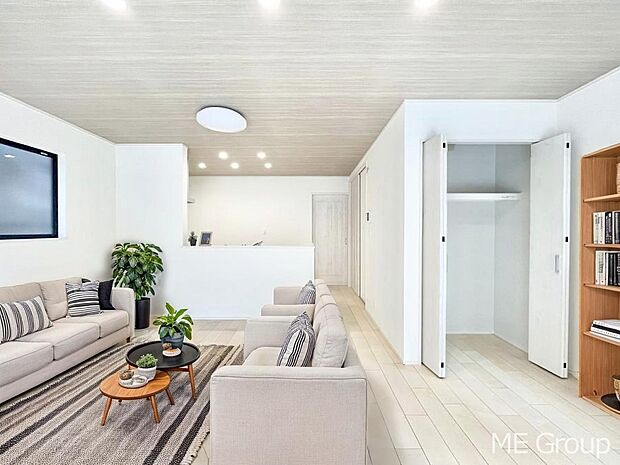 ◆A号棟◆〜Living〜　家族の食事や団らんのほか、子どもを遊ばせたり、友人を招いたりするLDKは住まいの中心。長時間過ごす場所だから、その空間は住まい全体の居心地を左右します。  ※家具はCGです