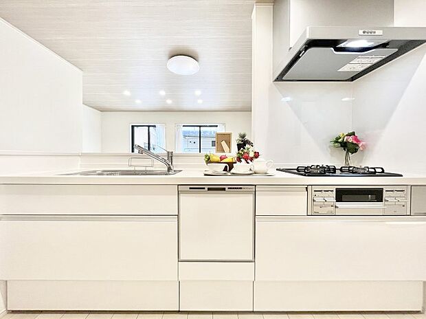 ◆A号棟◆〜Kitchen〜　会話が弾むリビング、料理が愉しくなるキッチン。家は、ただ生活する場ではなく、暮らしを愉しく、快適にする場所。笑顔の毎日、安らぎの日々のために、最新の設備・仕様を採用。