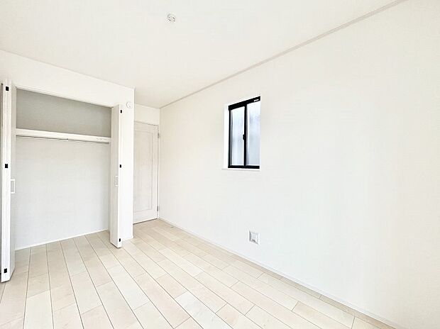 ◆A号棟◆〜Bed Room〜 全居室には収納クローゼットを完備!普段使いのお洋服や小物はもちろん、季節物のお洋服などもしっかりと整理整頓おしまい頂けます。 居室空間を広く使用できますね。