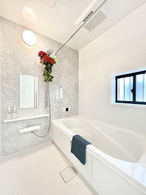◆A号棟◆〜Bath Room〜　窓付きのバスルームは、採光もあり明るく気持ちの良い空間です。窓があることで、換気環境も良好。ゆったり寛げるバスルームで、毎日のバスタイムが楽しみになりそうです。