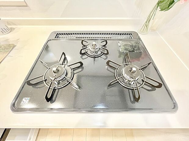 ◆A号棟◆三口ガスコンロでお料理が一気にはかどりそう。  