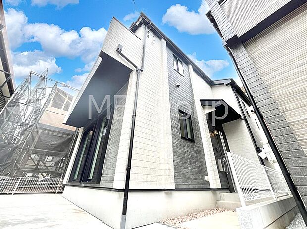 ◆A号棟◆〜Exterior〜　周辺には学校や買物施設もあり生活、子育てに適した環境が広がっています！「永住地」として、物件のご見学だけではなく、周辺の環境や通学できる学校についてもご相談ください！