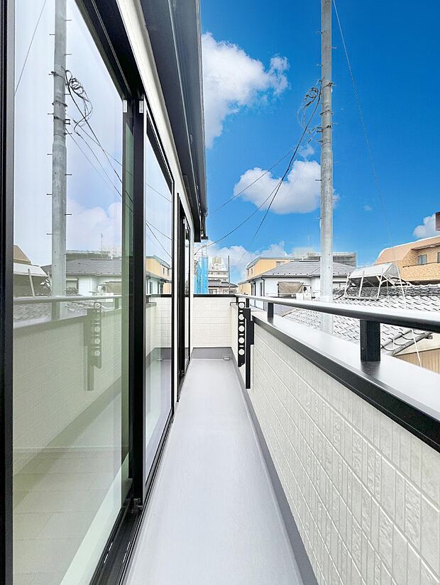 ◆A号棟◆〜Balcony〜  バルコニーは温かい陽がさしこみ、お布団や洗濯物を気持ちよく干すことができます。  使いやすく開放的なバルコニーです♪陽ざしがたっぷり降り注ぐ、バルコニー付き住まい。  