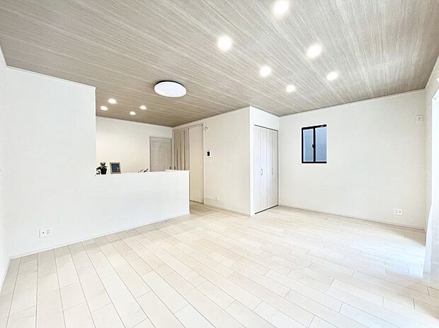 ◆A号棟◆〜Living〜　ここにはみんなが集い、食事と楽しい会話が始まる。話に夢中になりすぎて、ついつい時を忘れ夜半過ぎになってしまう。そんな束の間の幸せを感じさせてくれる場所でありたい。