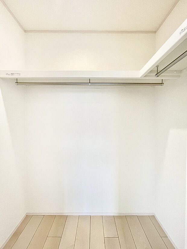◆A号棟◆〜Walk-in Closet〜　たくさんの洋服をかけてもシワになりにくいウォークインクローゼット。洋服以外にも、普段使わない家電やスーツケース、ストック品など何でも片付く嬉しい空間です。