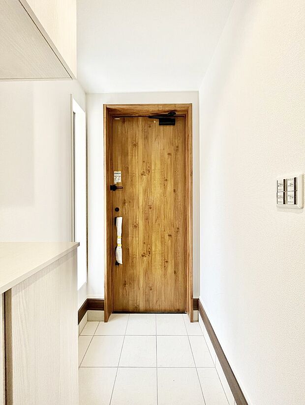 〜Entrance〜 家の中でお客様を迎える最初の場所である玄関は、家の印象そのものです!豊富な玄関収納で、常に綺麗に保つことが出来ます♪玄関にはたっぷり収納の下駄箱を完備!