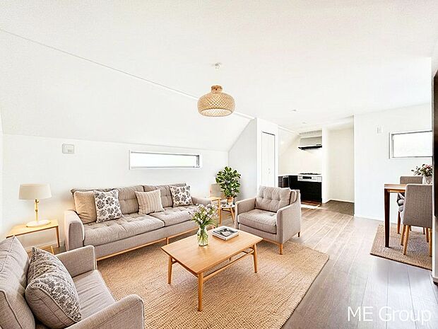 〜Living〜 家族の会話や笑顔が行き交うリビングです。子供が走ってる姿を見ながら、大きなソファやダイニングテーブルでゆったり食事をしたりくつろぎたい♪そんな夢が叶えられる空間です!※家具はCGです