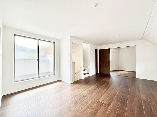 〜Living〜 日当たりのいい2階リビングはプライベート性も高く、落ち着いて暮らせます。ゆとりある暮らしと心地よい住環境が紡ぐ贅沢な時間をご家族みんなでお過ごし下さい。