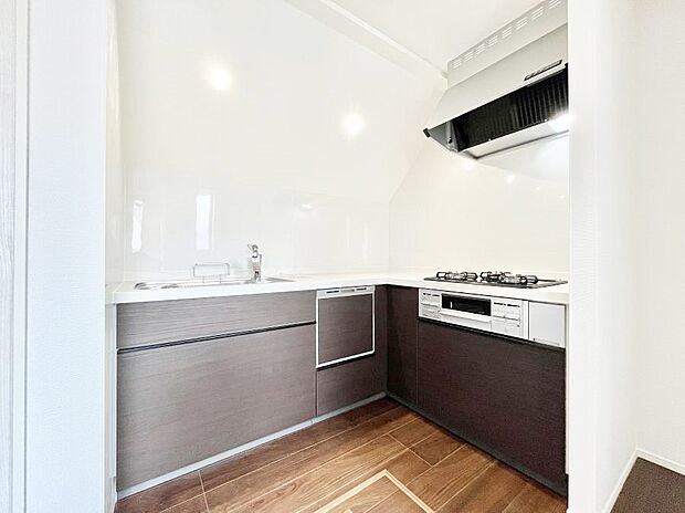 〜Kitchen〜 動線が短く、手早く作業できるL型キッチン。コーナーにスパイス類を置いてスッキリと♪ゆったりとしたキッチンコーナーは質感豊かな仕上がりとなっております。