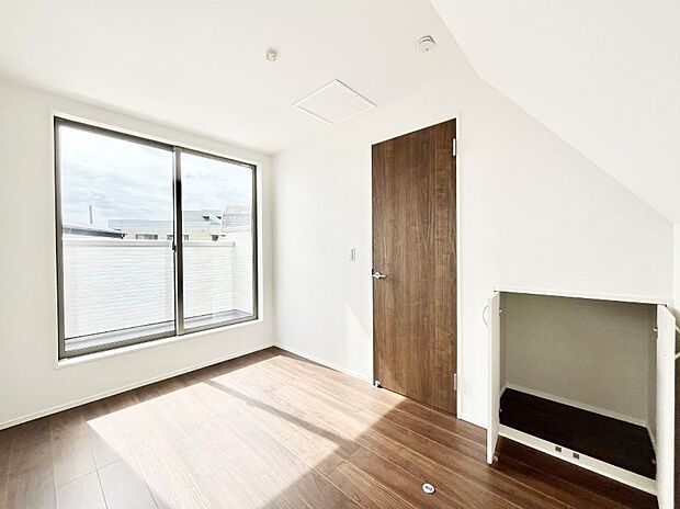 〜Bed Room〜 部屋数が多いのが戸建てのメリットです。ご家族が増えたことで手狭に感じていた住まいも戸建てでは各居室プライバシーを保つことができます。住まいにゆとりが生まれ心もリラックスできます♪