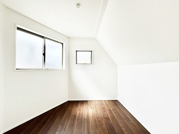 〜Bed Room〜 子供部屋はお子様にとって大変重な役割があります。子供一人で過ごす空間を与えることで、宿題や勉強時間も自然と増えまた自ら部屋の片付けや掃除なども促すことに繋がります。