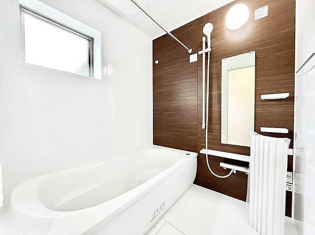 〜Bath Room〜 落ち着いた雰囲気の浴室で明日に向けてリフレッシュ。浴室乾燥機能も付いているので隣の洗濯機置き場で洗い上がった洗濯物を、雨の日も天気を気にせず乾燥させることも可能です。