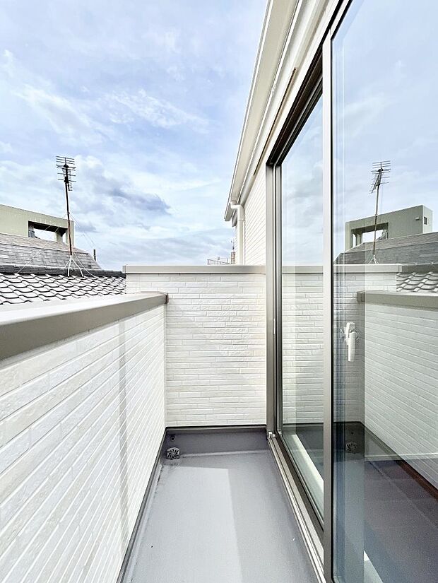 〜Balcony〜 バルコニーは温かい陽がさしこみ、お布団や洗濯物を気持ちよく干すことができます。 使いやすく開放的なバルコニーです♪陽ざしがたっぷり降り注ぐ、バルコニー付き住まい。