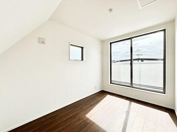 〜Bed Room〜 2面採光を確保した明るい室内は、風通しも良く、大変居心地の良い空間となっております。爽やかな風を感じて起きる朝は、快適生活の始まりに!日当たりや通風がとても良い住まい♪