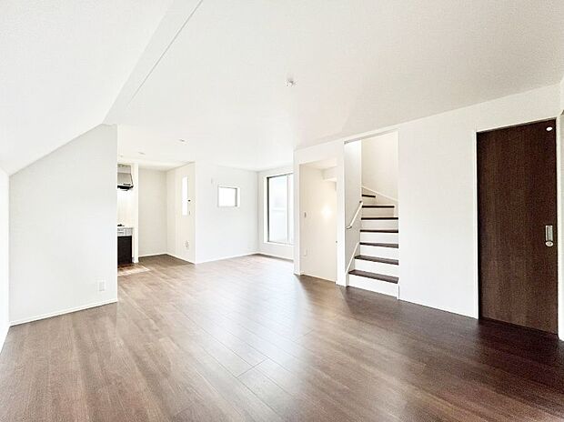 〜Living〜 家族の食事や団らんのほか、子どもを遊ばせたり、友人を招いたりするLDKは住まいの中心。長時間過ごす場所だから、その空間は住まい全体の居心地を左右します。