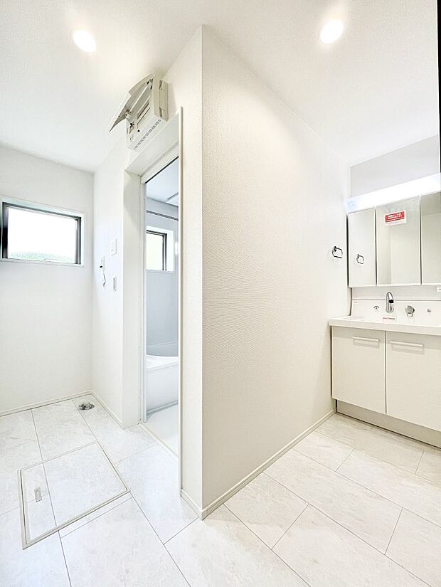 〜Dressing Room〜 暗くなりがちな洗面所も窓があると採光と換気が可能なので気持ちよくお使い頂けます。三面鏡タイプの洗面台は鏡裏収納で散らかりがちな洗面所もスッキリ♪