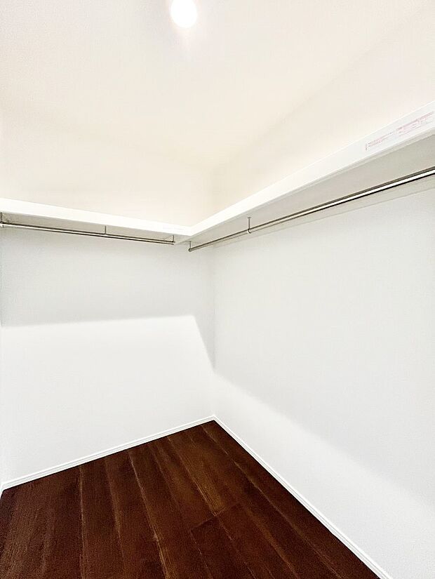 〜Walk-in Closet〜 必要なものやコーディネートを一覧して確認でき、身支度や準備が短時間で済むウォークインクローゼットを設置しました。家の中をすっきりとさせる便利な収納スペースです。