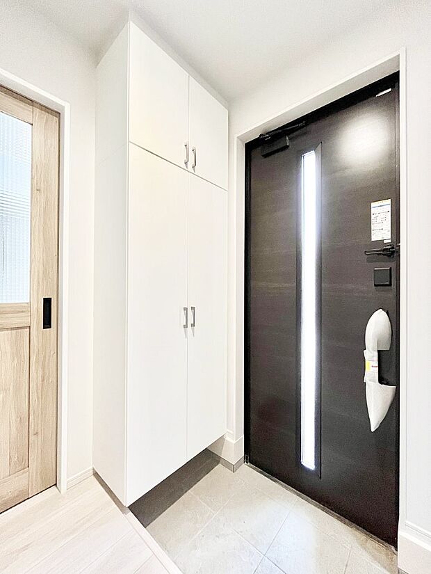 〜Entrance〜　家の中でお客様を迎える最初の場所である玄関は、家の印象そのものです！豊富な玄関収納で、常に綺麗に保つことが出来ます♪玄関にはたっぷり収納の下駄箱を完備！