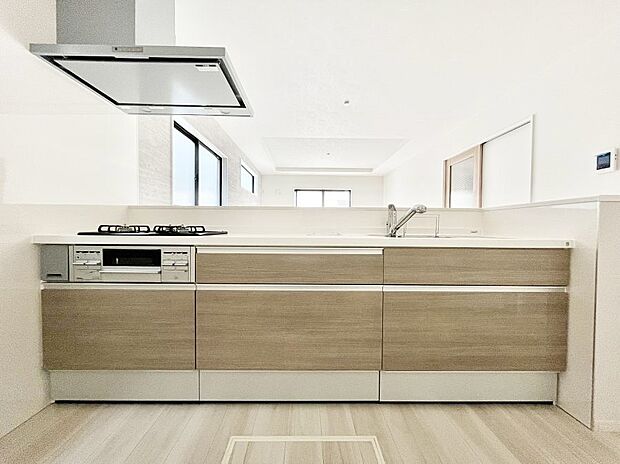 〜Kitchen〜　広くて使いやすいキッチンなら家族でいっしょに料理をつくったり、後片付けも手間なくできちゃいます♪収納もたっぷりあるので、いつもすっきりと清潔な印象を保てます。