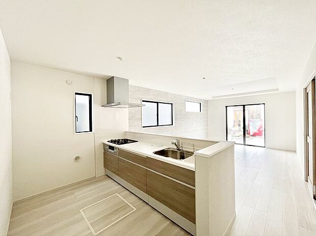 〜Kitchen〜　自然光が入る窓のあるキッチン☆毎日使う場所だからこそ、使い勝手を考慮しました。ゆったりとしたキッチンコーナーは質感豊かな仕上がりとなっております。