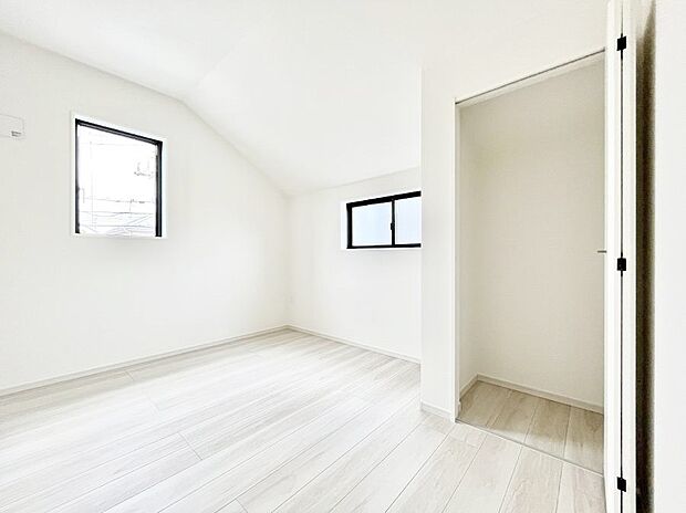 〜Bed Room〜 木の温もりがやさしいフローリングは安らぎをもたらすプライベート空間。明るめのフローリングですので、壁紙ともマッチし、お部屋を更に広く見せてくれる効果も。