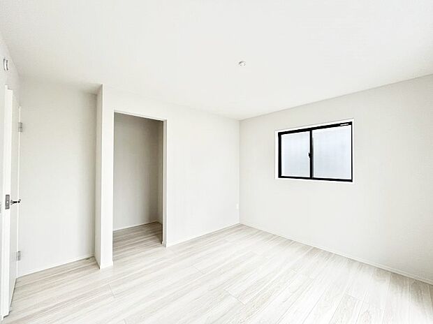 〜Bed Room〜 子供部屋はお子様にとって大変重な役割があります。子供一人で過ごす空間を与えることで、宿題や勉強時間も自然と増えまた自ら部屋の片付けや掃除なども促すことに繋がります。