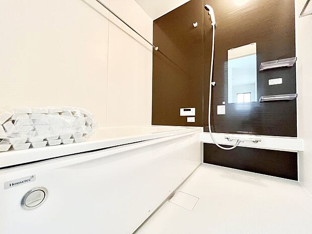 〜Bath Room〜　ゆったりと足を伸ばして入浴することが可能！一日の疲れを癒す貴重なバスタイムです。お子様とご一緒でも十分な広さなので、リビングとは違った家族団欒のひと時をお楽しみいただけます。