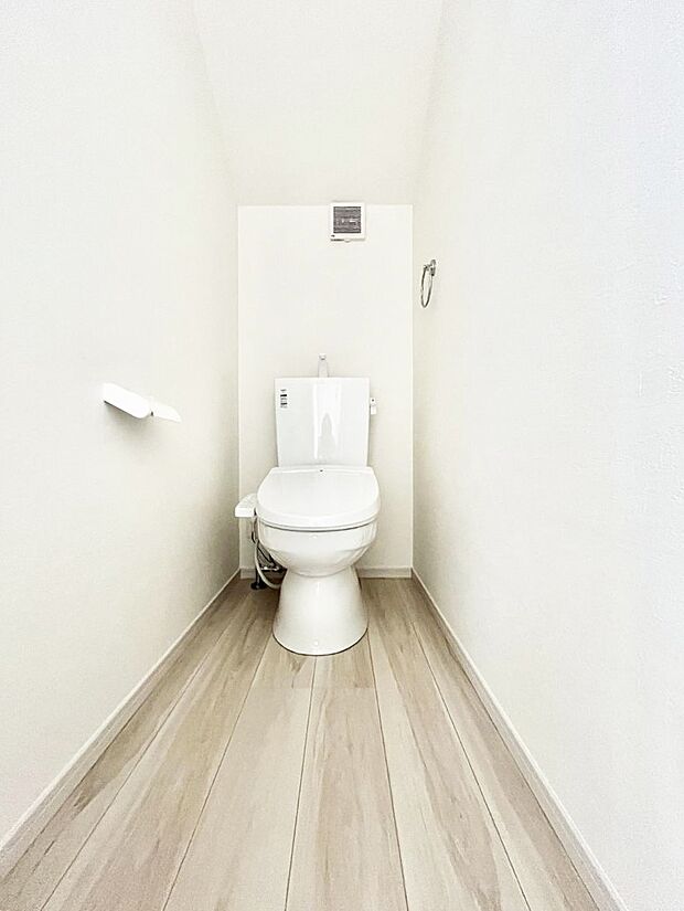 〜Toilet〜　綺麗・スッキリ・快適なウォシュレット付トイレでくつろげる空間です。トイレは毎日使わざるを得ないもの。いつも清潔を保ちたいですね。トイレが2ヶ所あるので朝の混雑時に便利です！