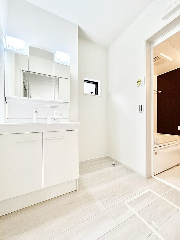 〜Dressing Room〜 暗くなりがちな洗面所も窓があると採光と換気が可能なので気持ちよくお使い頂けます。三面鏡タイプの洗面台は鏡裏収納で散らかりがちな洗面所もスッキリ♪