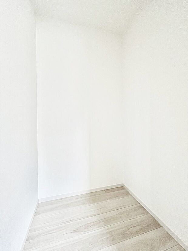 〜Walk-in Closet〜 必要なものやコーディネートを一覧して確認でき、身支度や準備が短時間で済むウォークインクローゼットを設置しました。家の中をすっきりとさせる便利な収納スペースです。