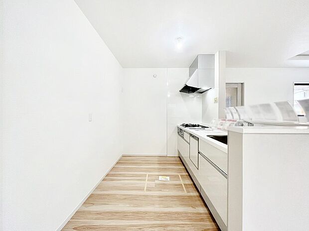 〜Kitchen〜　会話が弾むリビング、料理が愉しくなるキッチン。家は、ただ生活する場ではなく、暮らしを愉しく、快適にする場所。笑顔の毎日、安らぎの日々のために、最新の設備・仕様を採用。