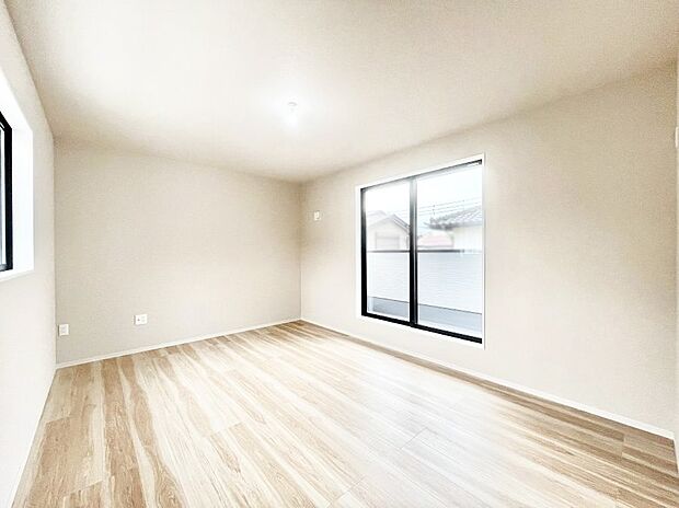〜Bed Room〜　バルコニーからの明るい日差しが差し込みます。日照に恵まれたお部屋。柔らかい自然光で朝目覚める暮らしが送れるだろう。また、機能的な収納を配置して、片付いた空間も実現出来そう。