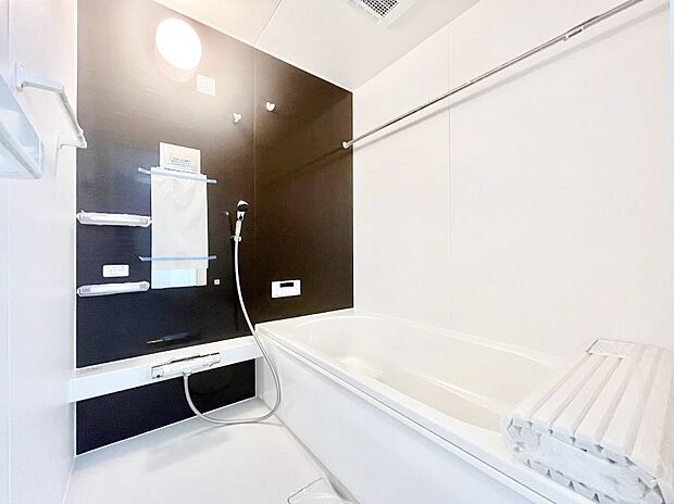 〜Bath Room〜　落ち着いた雰囲気の浴室で明日に向けてリフレッシュ。浴室乾燥機能も付いているので洗い上がった洗濯物を、雨の日も天気を気にせず乾燥させることも可能です。