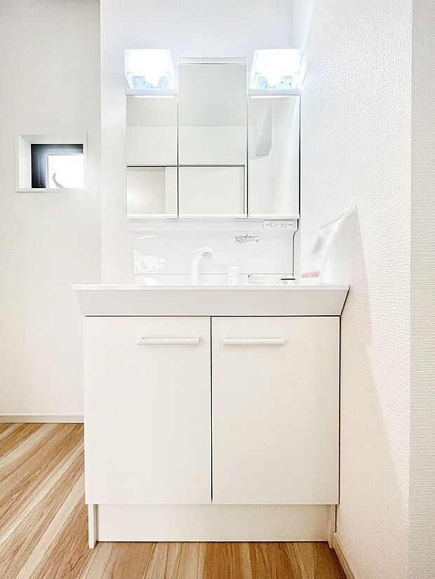 〜Dressing Room〜　暗くなりがちな洗面所も窓があると採光と換気が可能なので気持ちよくお使い頂けます。三面鏡タイプの洗面台は鏡裏収納で散らかりがちな洗面所もスッキリ♪