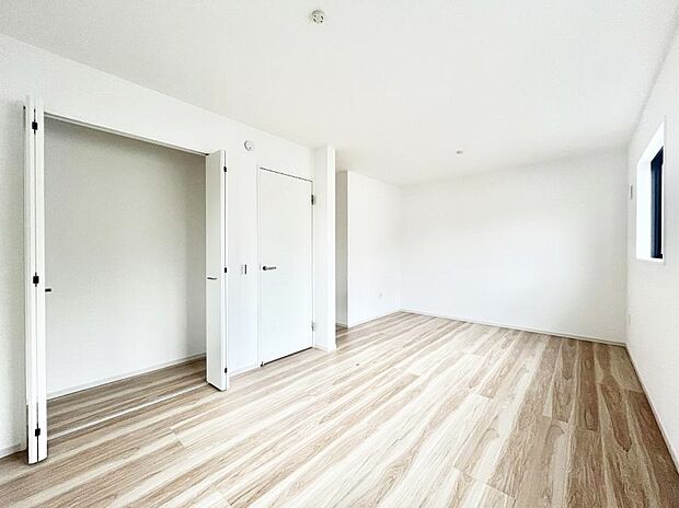 〜Bed Room〜　お子様の成長に合わせて住まいのレイアウトも変わります。思春期のプライバシーを重視したり、成長に合わせて机やベットを配置したり。将来を見越しての住まい選びも大切です。