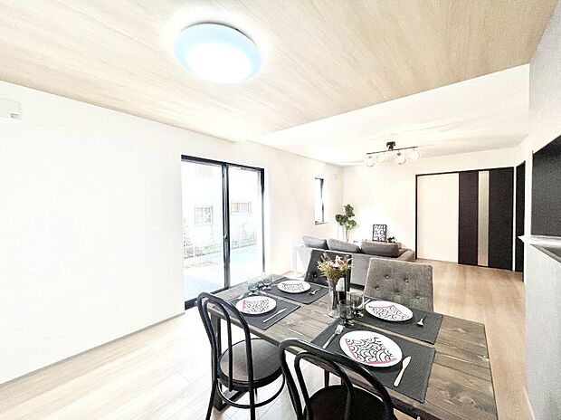 〜Living〜 家族の食事や団らんのほか、子どもを遊ばせたり、友人を招いたりするLDKは住まいの中心。長時間過ごす場所だから、その空間は住まい全体の居心地を左右します。