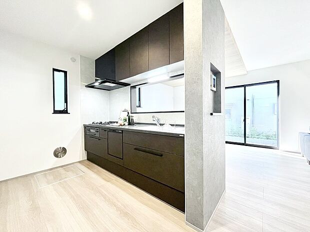 〜Kitchen〜 自然光が入る窓のあるキッチン☆毎日使う場所だからこそ、使い勝手を考慮しました。ゆったりとしたキッチンコーナーは質感豊かな仕上がりとなっております。