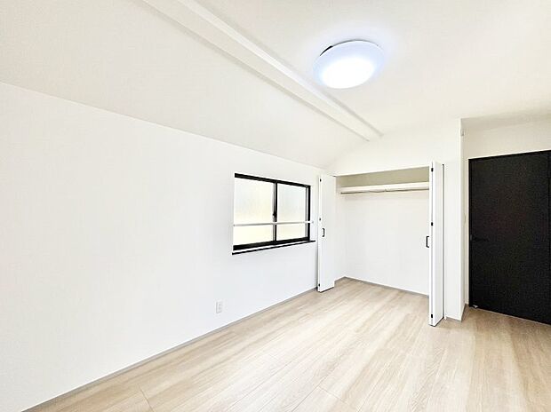 〜Bed Room〜 全居室には収納クローゼットを完備!普段使いのお洋服や小物はもちろん、季節物のお洋服などもしっかりと整理整頓おしまい頂けます。 居室空間を広く使用できますね。