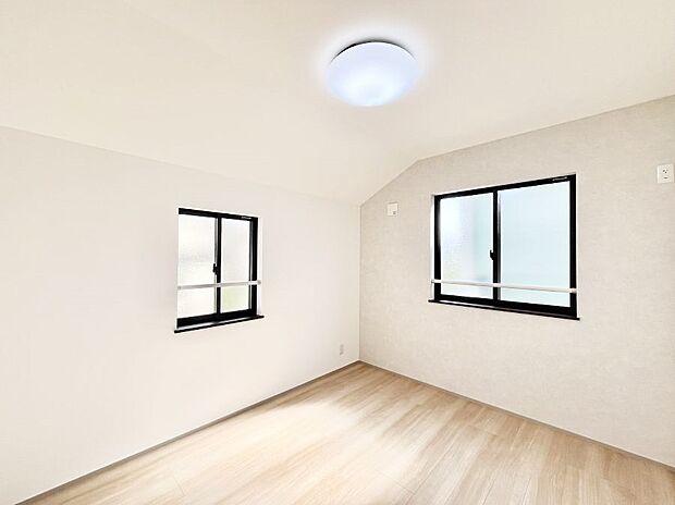 〜Bed Room〜　子供部屋はお子様にとって大変重な役割があります。子供一人で過ごす空間を与えることで、宿題や勉強時間も自然と増えまた自ら部屋の片付けや掃除なども促すことに繋がります。